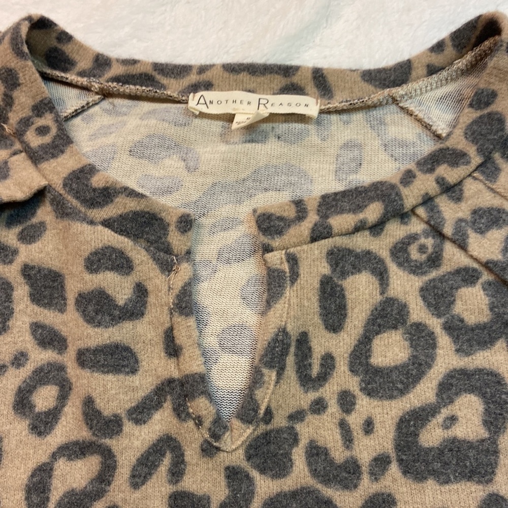 Another Reason Animal Print Split V Neck Rounded Hem Soft Popover Comfy Top S - Picture 6 of 9